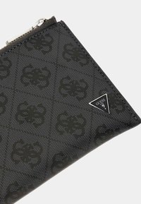 Billetera negra acolchada con un acabado texturizado y un patrón floral en relieve. Incluye un acento de logotipo de triángulo plateado.