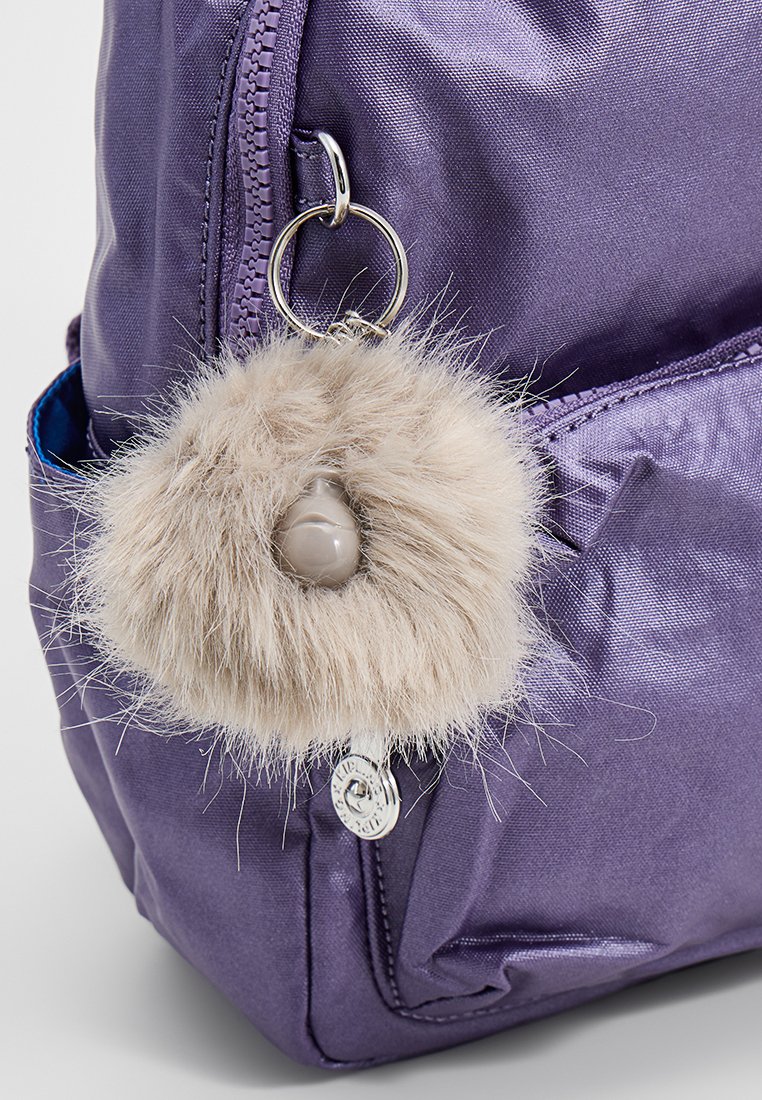 Sac à dos en nylon violet avec un charm en pompon beurré duveteux. Équipé de quincaillerie en acier inoxydable et d'un compartiment zippé. Texture lisse et brillante.