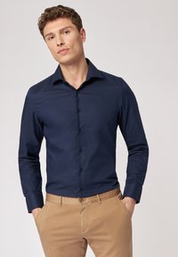 ROY ROBSON SLIM FIT MIT LEICHTER STRUKTUR - Zakelijk overhemd - dunkelblau