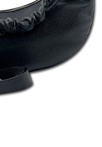 Schwarze Lederhandtasche mit runder Form, ausgestattet mit einer gerafften Textur entlang des Reißverschlusses und einem abnehmbaren flachen Tragegurt.