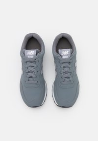 Sneaker sportive grigie realizzate in materiali in mesh e sintetici, con colletto imbottito, chiusura con lacci e suola in gomma bianca, marchiate "New Balance 400".