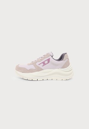 Sneaker rosa chiaro e beige con suola bianca, design con lacci e logo viola sul lato, mostrata dal lato esterno.
