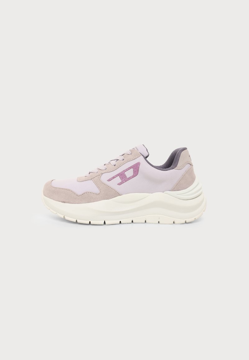 Baskets rose clair et beige avec semelle blanche, design à lacets, et logo violet sur le côté, vues de l'extérieur.