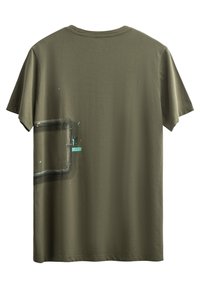 T-shirt en coton vert olive avec une coupe décontractée, présentant un graphique d'un tuyau noir avec des accents teal et multicolores au dos.