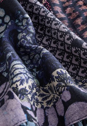Tissu multicolore avec des motifs floraux et géométriques complexes ; présente des nuances de bleu marine, de violet et de crème. Texture douce et design tissé.
