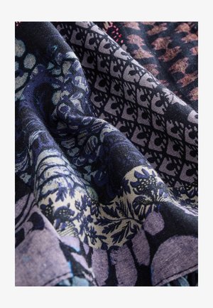 Vícebarevná tkanina s propracovanými květinovými a geometrickými vzory; obsahuje odstíny námořnické modré, fialové a krémové. Měkká textura a tkaný design.