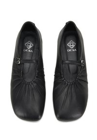 Schwarze Leder-Ballerinas mit einer abgerundeten quadratischen Zehenpartie, gefalteter Gestaltung im Obermaterial und einem kleinen Schnallenriemen an der Seite.