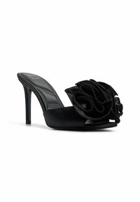 Svarta satin högklackade mule-skor med en stor blommig dekoration på framsidan. Öppen tå-design med en böjd siluett och texturerad innersula.
