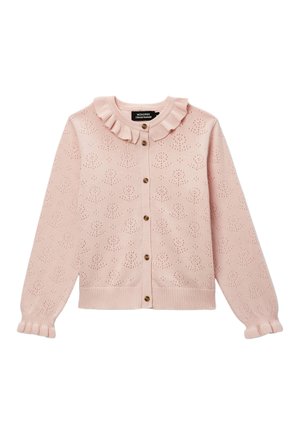 Cardigan rose clair en maille avec petits motifs floraux ajourés, col et poignets à volants, et cinq boutons marron sur le devant.