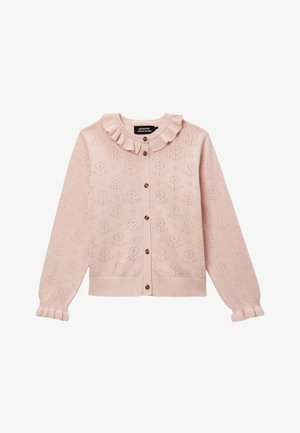 Cardigan rose clair en maille avec petits motifs floraux ajourés, col et poignets à volants, et cinq boutons marron sur le devant.