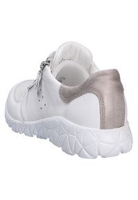 Weiße Ledersneaker mit silbernen Hardware-Akzenten, strukturiertem Fersenbereich, gepolstertem Kragen und einer flexiblen weißen Sohle mit einem markanten Profil.