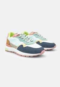 Scarpe sportive colorate caratterizzate da una combinazione di pelle azzurro chiaro, suede blu navy e accenti rosa chiaro, con una suola texturizzata e colletto imbottito.