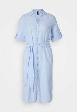 Rochie cămașă cu dungi albastre deschise, cu guler, închidere cu nasturi în față, mâneci scurte rulote și curea la talie. Material din bumbac cu textură netedă.