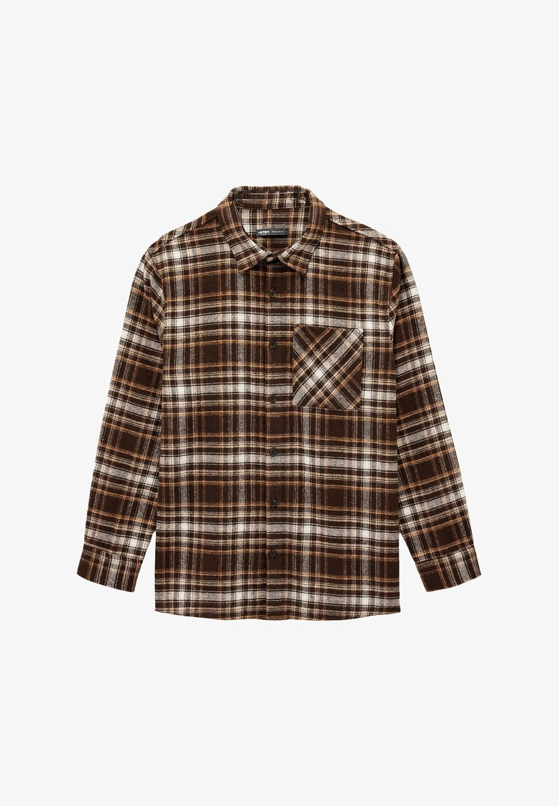 Brązowa i biała koszula flanelowa w kratę z długimi rękawami, z zapięciem na guziki i kieszonką na lewej piersi. Miękka tekstura, casualowy design.