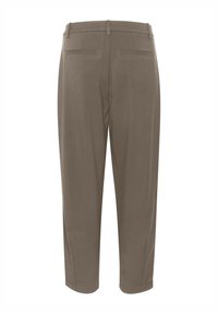 Pantalon marron sur mesure vu de dos avec passants de ceinture et deux poches passepoilées sur fond blanc.