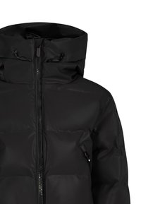 Zwarte pufferjack met een hoge kraag, ritssluiting aan de voorkant en een elastische trekkoord. Beschikt over een soepele, glanzende textuur en zijzakken.