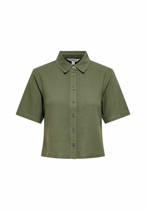 Cămașă scurtă cu mâneci scurte, de culoare verde măsliniu, cu guler ascuțit și închidere frontală cu nasturi, realizată din țesătură de bumbac.