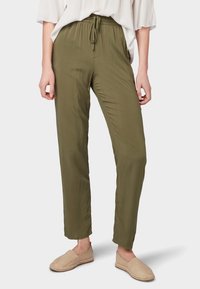 Olivově zelené, lehké kalhoty s elastickým pasem a šňůrkou. Hladká textura, rovný střih nohavic, kombinované s béžovými nazouvacími botami.