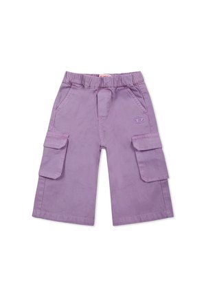 Pantaloni cargo viola in un tessuto leggero, con vita elastica, molteplici tasche laterali e una texture morbida.
