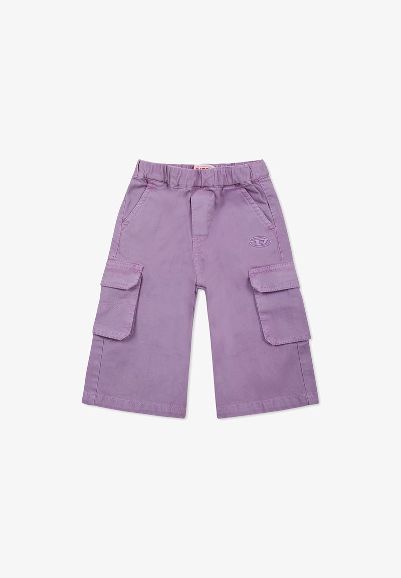 Pantaloni cargo viola in un tessuto leggero, con vita elastica, molteplici tasche laterali e una texture morbida.