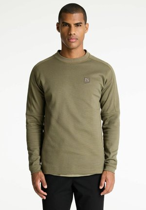 Olijfgroene langemouwen shirt van gestructureerde stof, met een ronde hals en een klein logo-opdruk op de linkerborst.