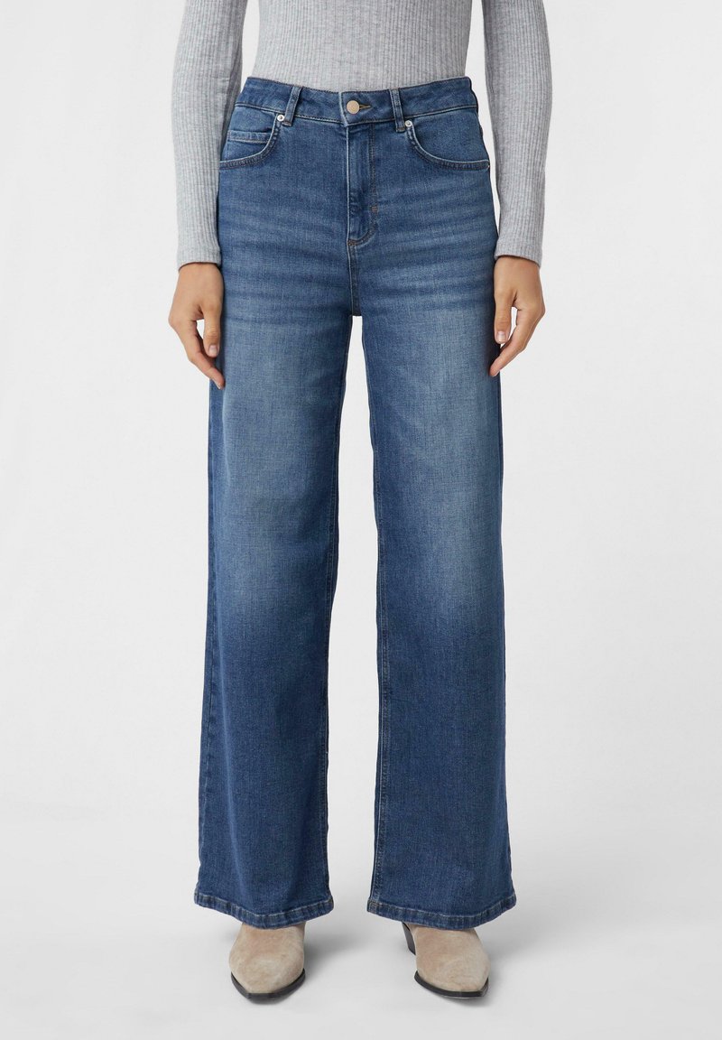 Wijduitlopende blauwe denim jeans met een hoge taille. Voorzakken en een knoopsluiting. Gladde textuur met een klassiek ontwerp.