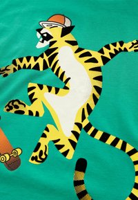 Next SHORT SLEEVE GRAPHIC  REGULAR FIT - Triko s potiskem - green tiger skateboard