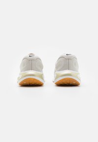 Nike Performance JOURNEY RUN - Tenisice za cestovno trčanje - phantom/neutral olive/sail/light brown/white