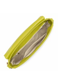 Pochette en cuir vert lime avec une texture lisse, fermeture éclair, et intérieur beige comportant une poche zippée séparée et des compartiments.