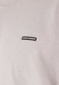 Under Armour LOGO WASH - Pamata T-krekls - tetra gray/white