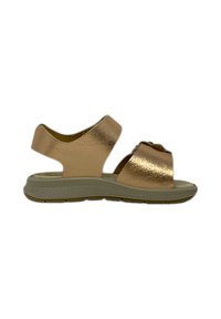 Sandali metallici color oro rosa con una fascia frontale ampia, punta aperta e supporto alla caviglia. Presentano una suola in gomma texturizzata per una buona aderenza.
