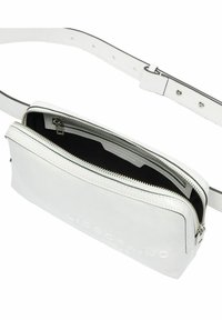 Weiße Leder-Crossbody-Tasche mit einem Reißverschluss-Hauptfach, das eine glatte Textur und dezente Markenkennzeichnung auf der Vorderseite aufweist. Verstellbarer Riemen.