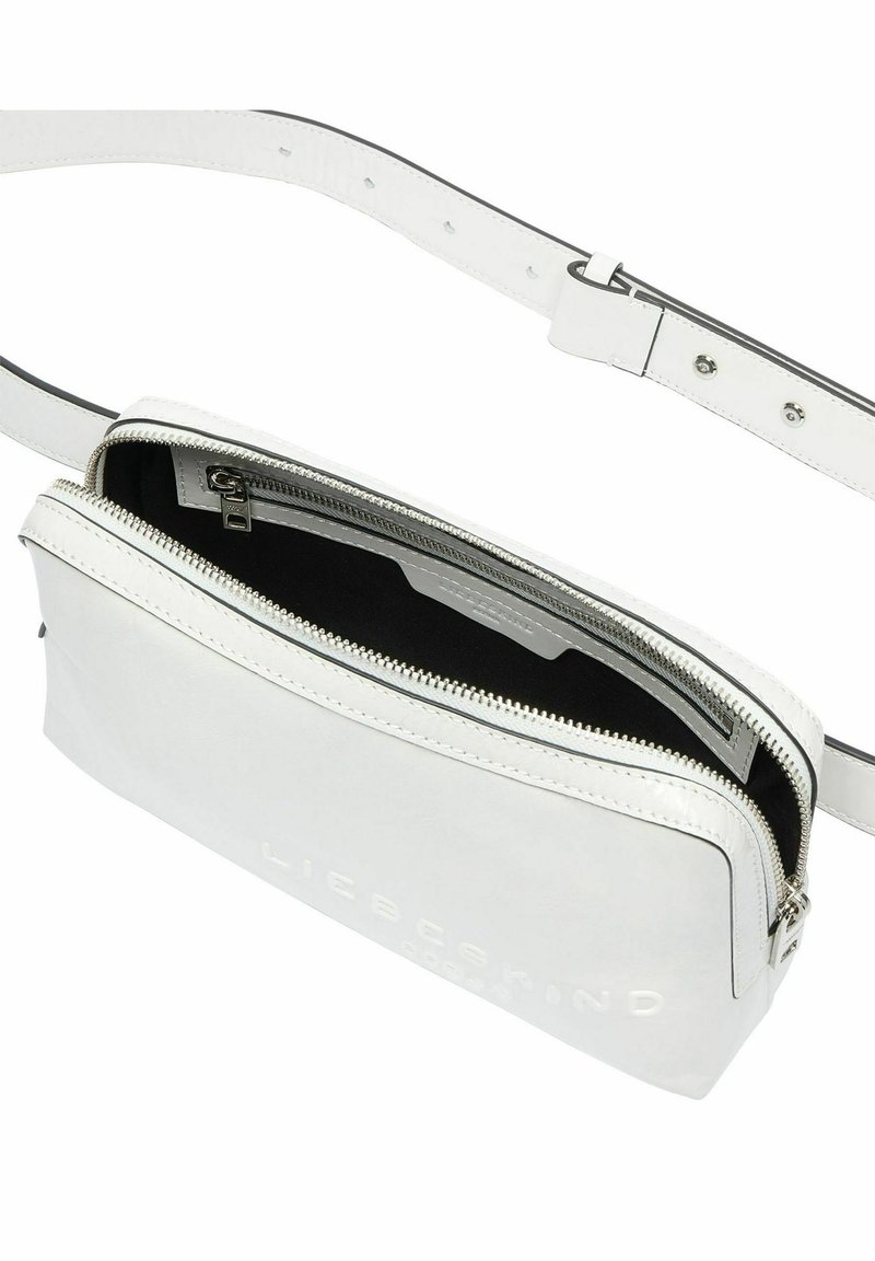 Weiße Leder-Crossbody-Tasche mit einem Reißverschluss-Hauptfach, das eine glatte Textur und dezente Markenkennzeichnung auf der Vorderseite aufweist. Verstellbarer Riemen.