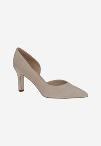 Zapatos de tacón alto de ante beige, con punta afilada y un diseño recortado. Tacón delgado con un acento marrón claro en la base.