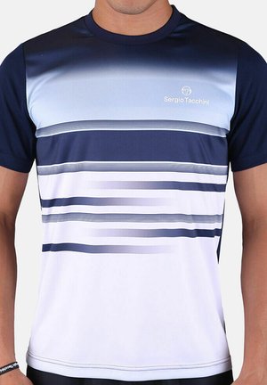 Mann trägt ein Sergio Tacchini Sportshirt mit kurzen Ärmeln, navyblauen, weißen und verlaufenden horizontalen Streifen über Brust und Oberkörper.