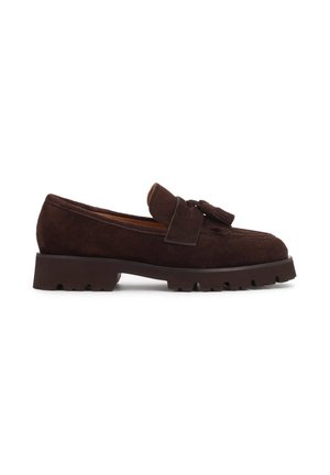 Tumepruun seemisnahast loafers, millel on tutt-detail ja paks sooneline kummipõhi, külje pealt valgel taustal.