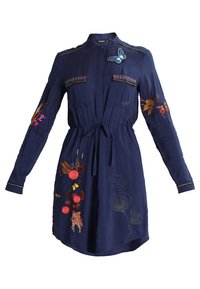 Vestido de manga larga azul marino con cintura anudada, bordado de flores y mariposas en las mangas y en la parte delantera, y bolsillos en el pecho con un diseño estampado.