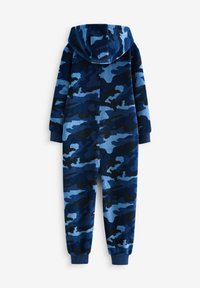 Marineblauwe fleece jumpsuit met een camouflagepatroon in verschillende tinten blauw, voorzien van een capuchon en ribgebreide boorden bij de enkels en polsen.