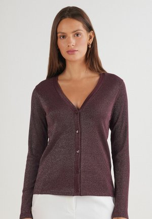 Burgundská cardigan vyrobená z texturované, lesklé tkaniny. V-neck design s dlouhými rukávy a sedmi knoflíky na přední straně.