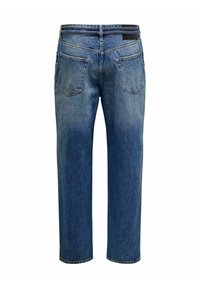 Blå denimjeans med rak skärning, som har en medelblå tvätt, två bakfickor och ett midjeband med en svart etikett.