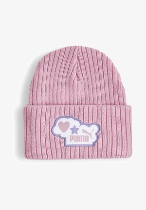 Gorro de lana rosa con textura acanalada, que presenta un parche blanco con un corazón, una estrella y el logo de Puma en púrpura. Con doblez en el fondo.