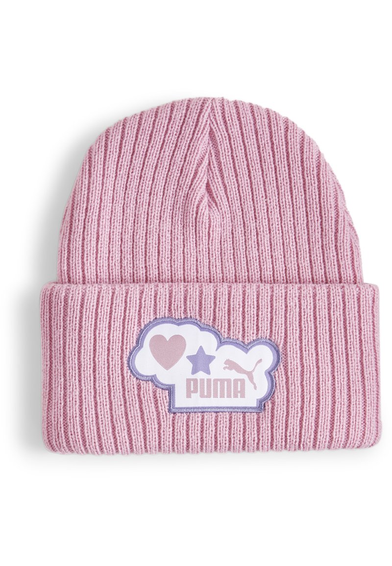 Roza pletena kapa s rebrastom teksturom, koja ima bijeli pečat s srcem, zvijezdom i Puma logotipom u ljubičastoj boji. Presavijen rub na dnu.