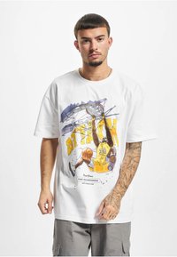 Upscale by Mister Tee ATTACK PLAYER - Print T-shirt - white