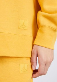 Jordan CREW - Melegítőfelső - yellow ochre