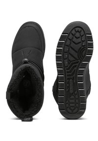 Bottes d'hiver isolées noires avec une tige texturée, fermeture à bascule ronde et semelle en caoutchouc à nervures. Doublure intérieure douce visible.