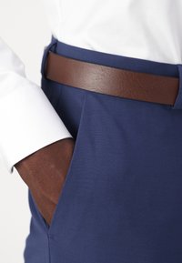 Isaac Dewhirst PREMIUM SUIT - Fato - mid blue