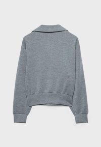 Grå cropped sweatshirt med krave, ribbede ærmer og kant. Har en glat tekstur og et afslappet, løs pasform design.