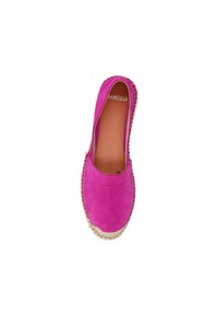 Fuchsia suède espadrille met een ronde neus, geweven jute buitenzool en een gestikte rand. Eenvoudig ontwerp met een open achterkant voor gemakkelijk aan- en uittrekken.