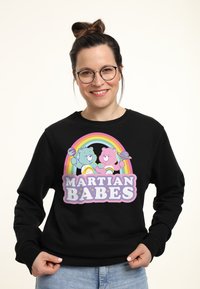 Černá mikina s barevným grafickým motivem dvou kreslených medvědů pod duhou a textem "MARTIAN BABES" v tučném, hravém písmu.