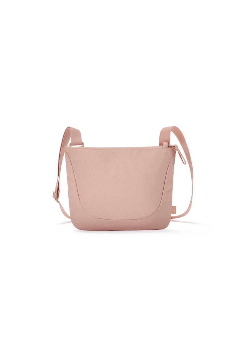 Borsa a spalla morbida rosa in tessuto resistente, chiusura con zip, tracolla regolabile, design curvo, logo impresso in modo discreto, texture liscia.